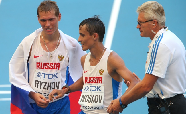Российские спортсмены Михаил Рыжов (слева), завоевавший серебряную медаль, и Иван Носков (в центре), занявший седьмое место в соревнованиях по спортивной ходьбе на 50 км на чемпионате мира по легкой атлетике 2013 года в Москве