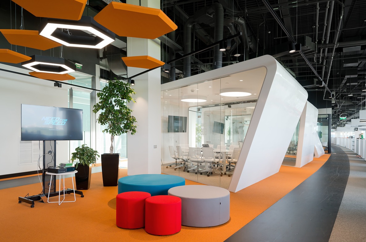 &laquo;Лучший офис более 10 тыс. кв. м&raquo;: в интерьере&nbsp;офиса компании аdidas использованы фирменные цвета и логотип