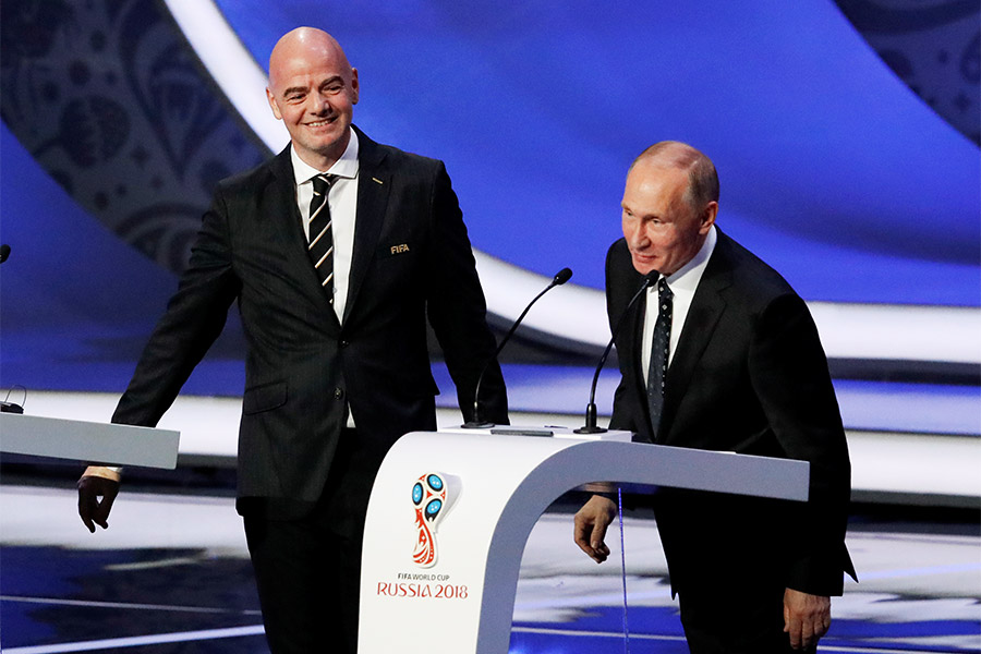 Владимир Путин и глава ФИФА Джанни Инфантино на сцене перед началом жеребьевки
