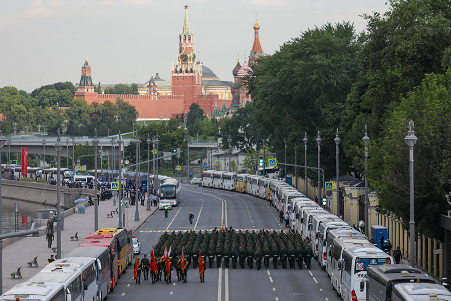 Пресс-секретарь президента Дмитрий Песков ранее сообщил, что группа ветеранов, которым предстоит оказаться на трибуне Красной площади во время парада Победы 24 июня, помещена на карантин