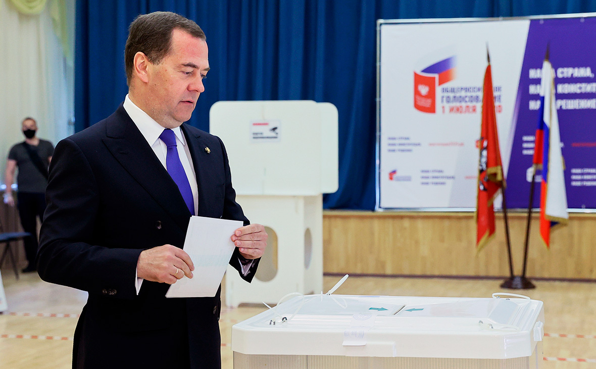 Дмитрий Медведев во время голосования по поправкам в Конституцию РФ на избирательном участке №2759

