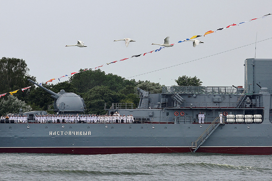 Лебеди над российским военным кораблём &laquo;Настойчивый&raquo; в Балтийске