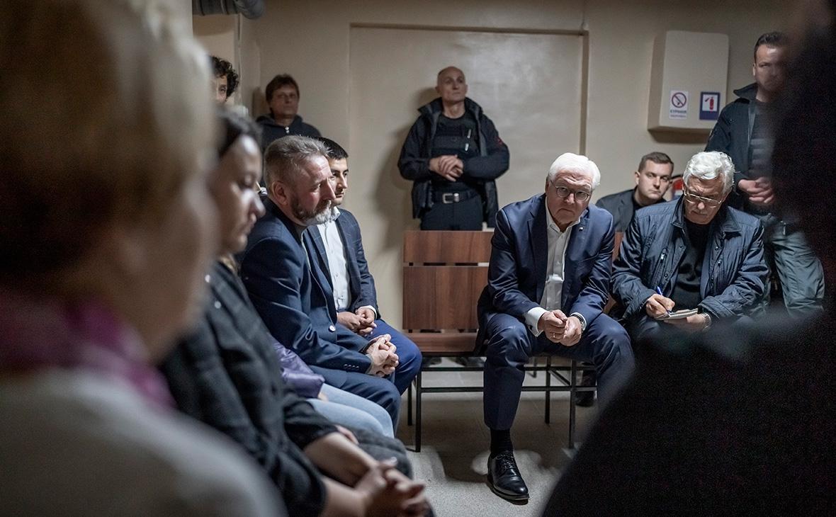 Прибывший на Украину Штайнмайер полтора часа провел в бомбоубежище