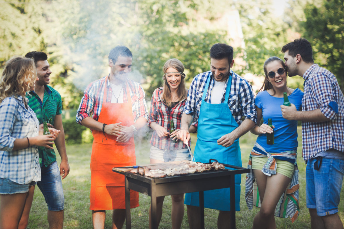 Шашлык барбекю. Пятница шашлык. Шашлык смешные картинки. Идем на шашлыки. Шашлыки на природе.