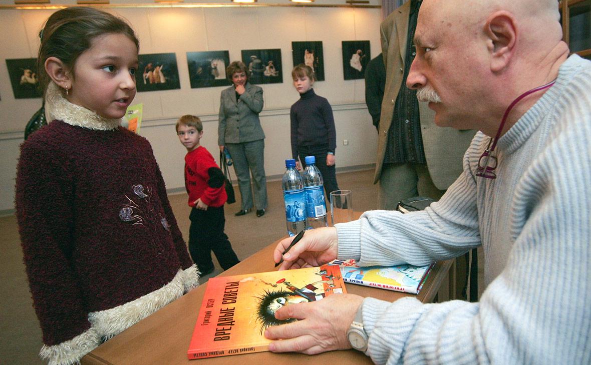 Григорий Остер&nbsp;подписывает свои книги для детей, 2004 год