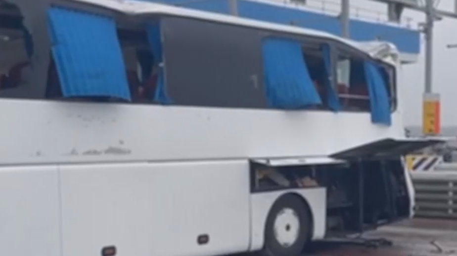 Врезавшийся в пункт оплаты трассы М-4 «Дон» автобус. Видео