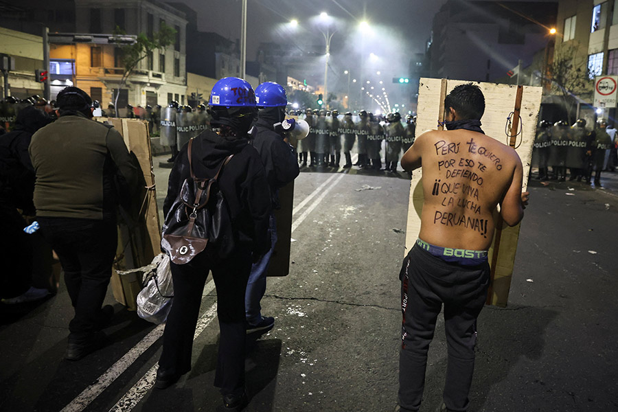 Участник протестов в ходе митинга в Лиме с надписью&nbsp;&laquo;Перу, я люблю тебя, поэтому защищаю тебя. Да здравствует перуанская борьба!&raquo; на спине.&nbsp;