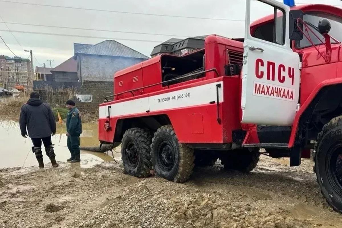 Экстренные службы Дагестана эвакуируют жителей из затопленных районов Махачкалы, 30 марта 2026 года