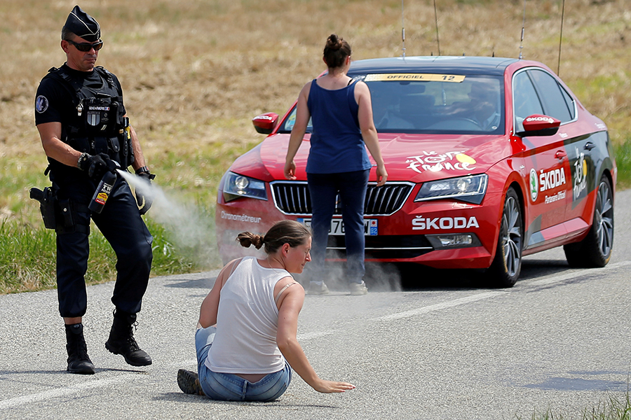 С приближением велогонщиков полицейские решили применить против протестующих фермеров слезоточивый газ, но он попал и в глаза спортсменов