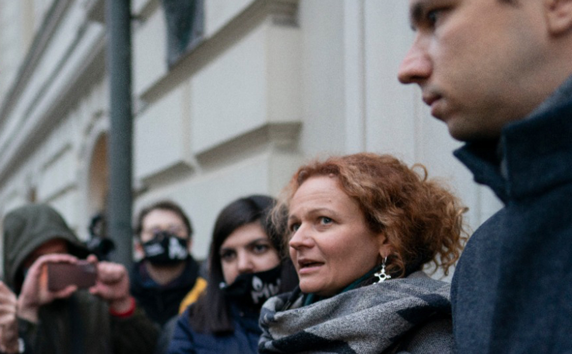 Мария Эйсмонт (вторая справа) у здания Верховного суда РФ