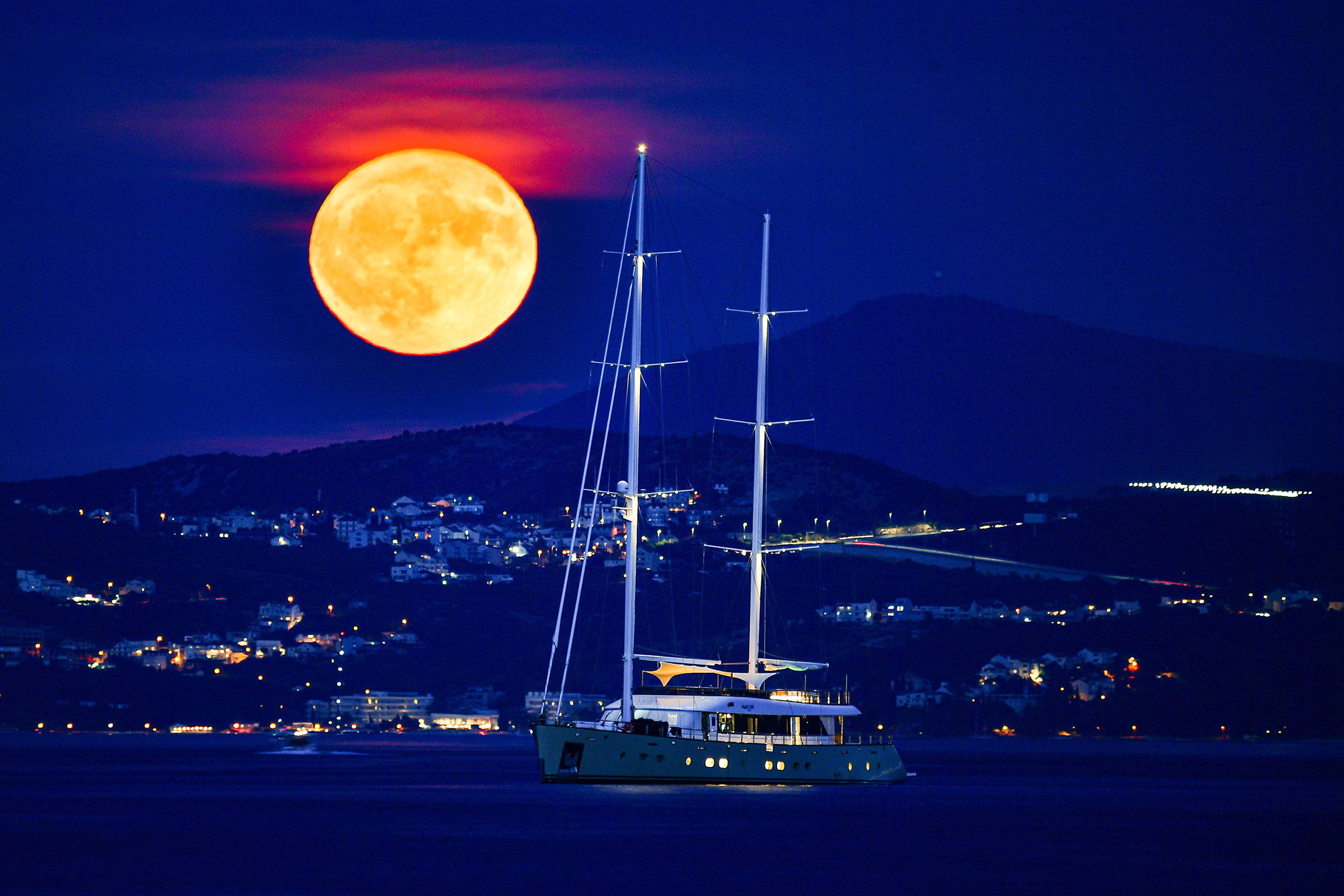 Вид на&nbsp;полную луну с пляжа&nbsp;Порпорела, Хорватия