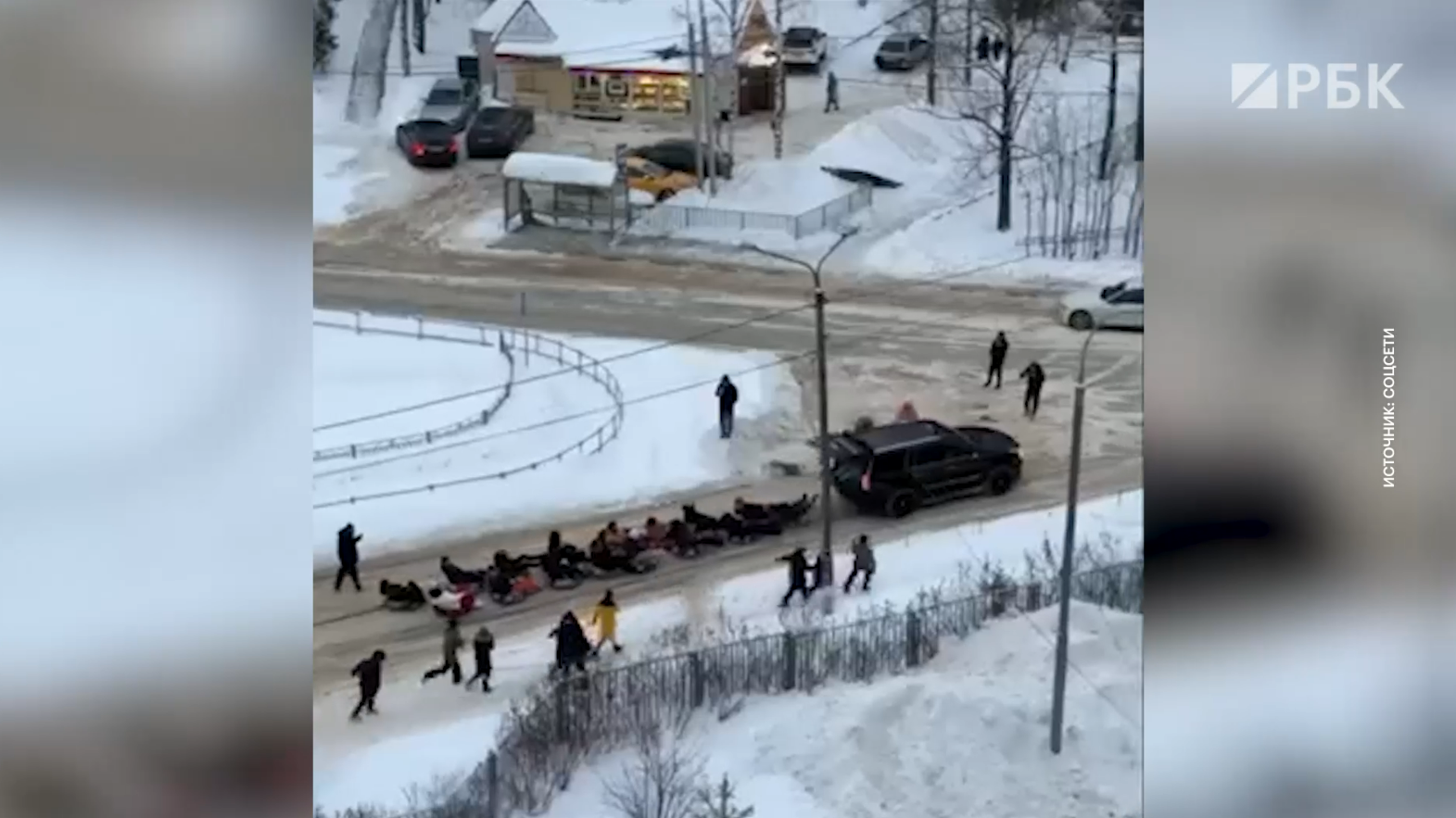 Полиция заинтересовалась видео с катавшим людей на ватрушках водителем