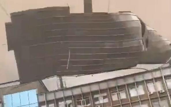 В Бишкеке ввели режим ЧС из-за срывающего крыши ветра. Видео