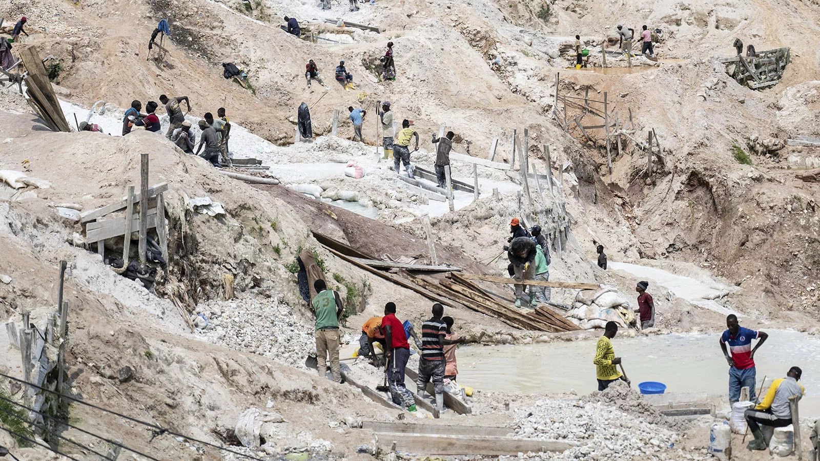 Минимум 32 человека погибли из-за обрушения на горном руднике в Конго