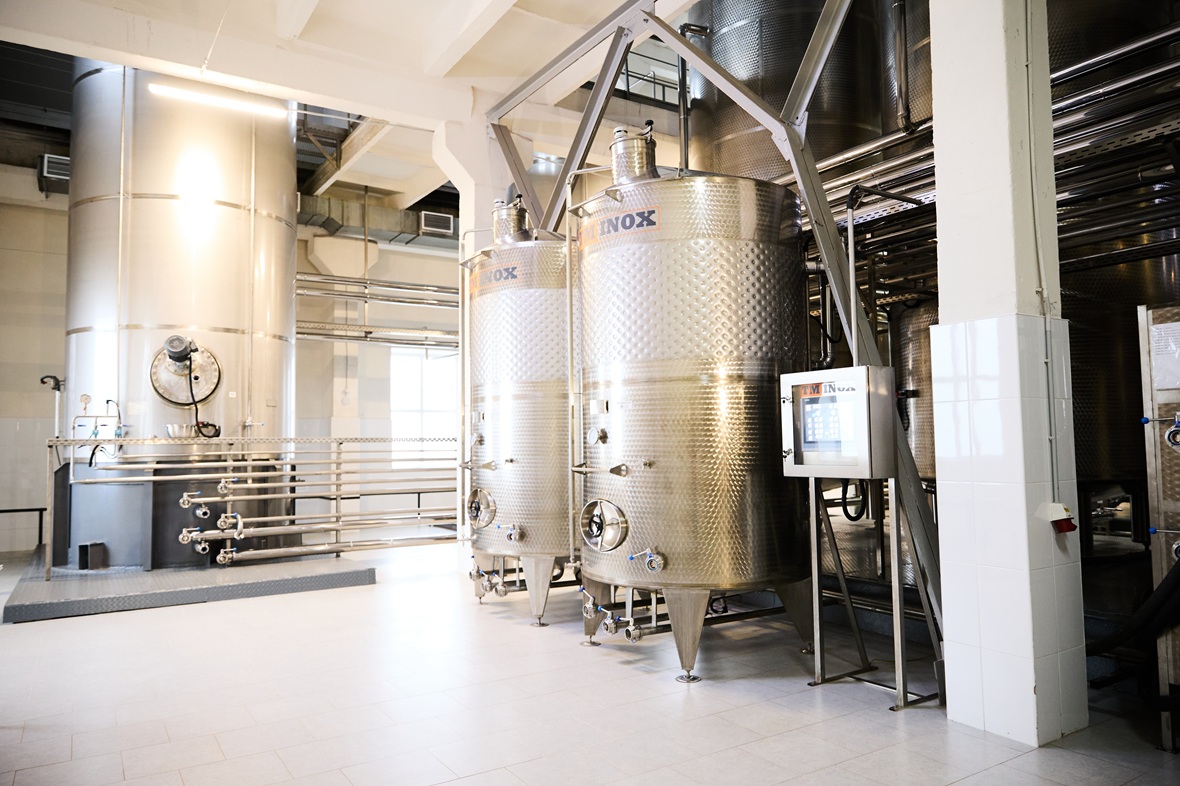 После сбора виноград попадает в цех первичной обработки, где из него получают виноматериал. Приготовленный виноматериал стабилизируется и купажируется, а после &laquo;отдыха&raquo; в течение 30 дней направляется на шампанизацию. Вторичное брожение (шампанизация) осуществляется периодическим резервуарным способом. В цехе розлива готовое вино проверяют на наличие осадка и корковой пробки, после чего разливают в бутылки.