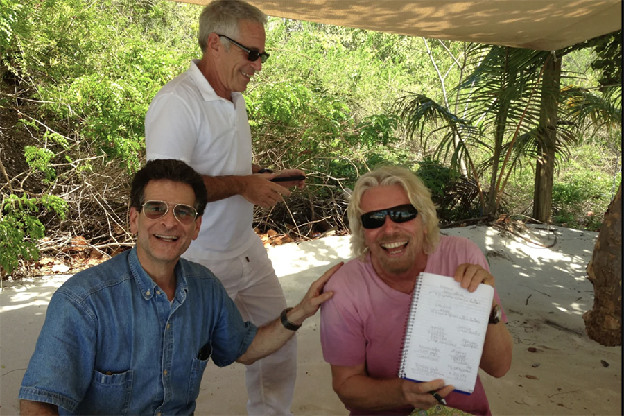 Эпштейн с Ричардом Брэнсоном (справа) и неопознанным мужчиной
