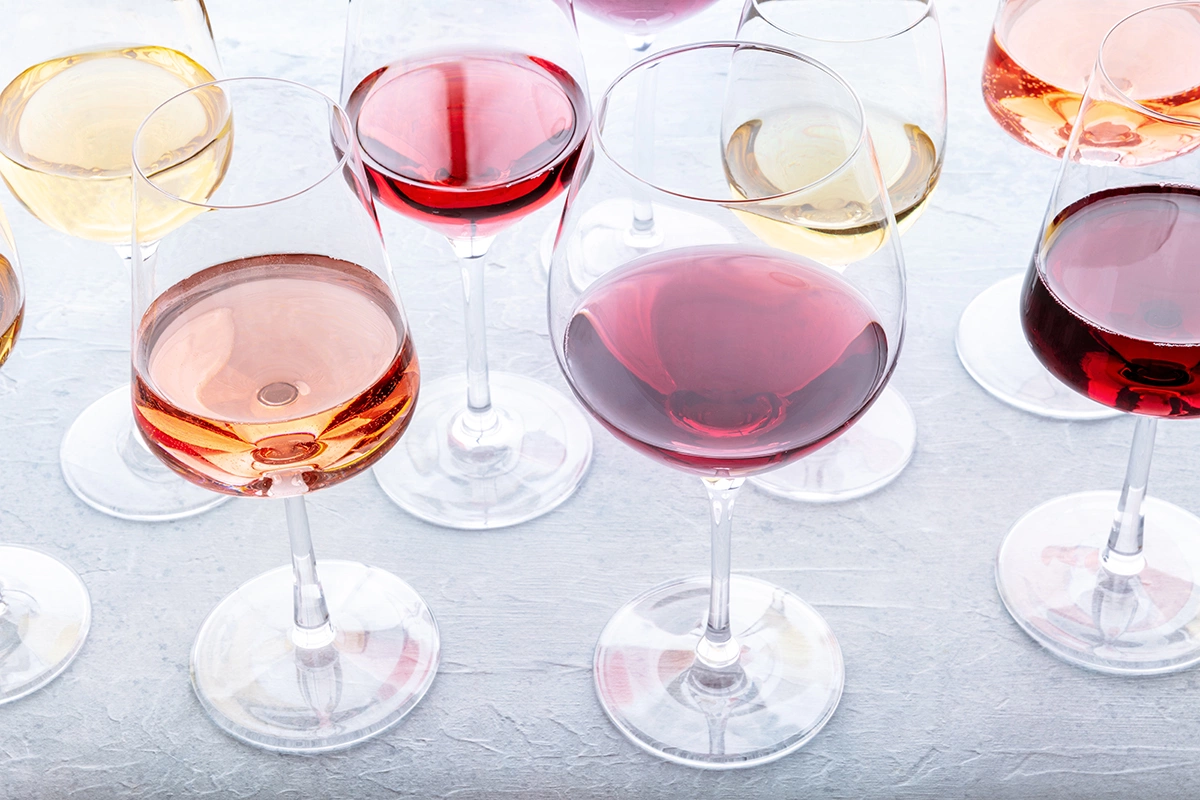 Сомелье Роман Манжуков обращается к винным рейтингам в случае с какими-то знаковыми винами, чтобы понять, чем действительно один винтаж отличается от другого, какой более удачный, какой менее удачный