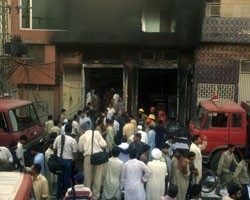 Более трех сотен человек погибло в Пакистане при пожарах на двух фабриках