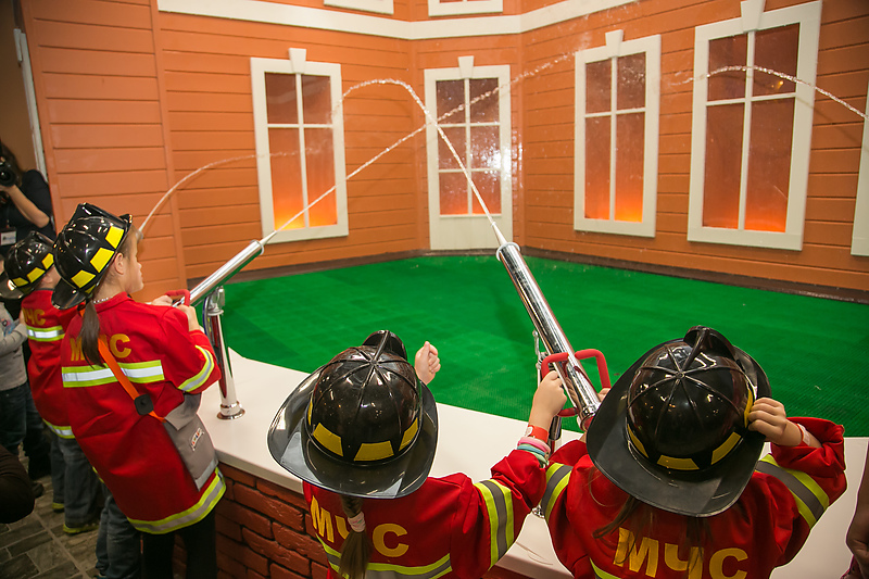 Дети обучаются пожарному делу в детском городе профессий &laquo;КидБург&raquo;
