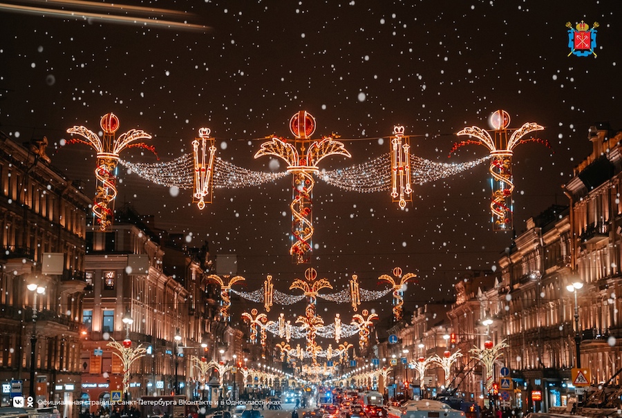 Иллюминация на улицах Петербурга выдержана в имперском стиле и отвечает брендбуку