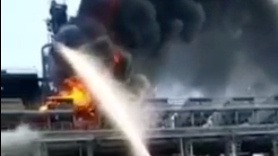 Пожар на НПЗ в Ростовской области начался после падения беспилотника
