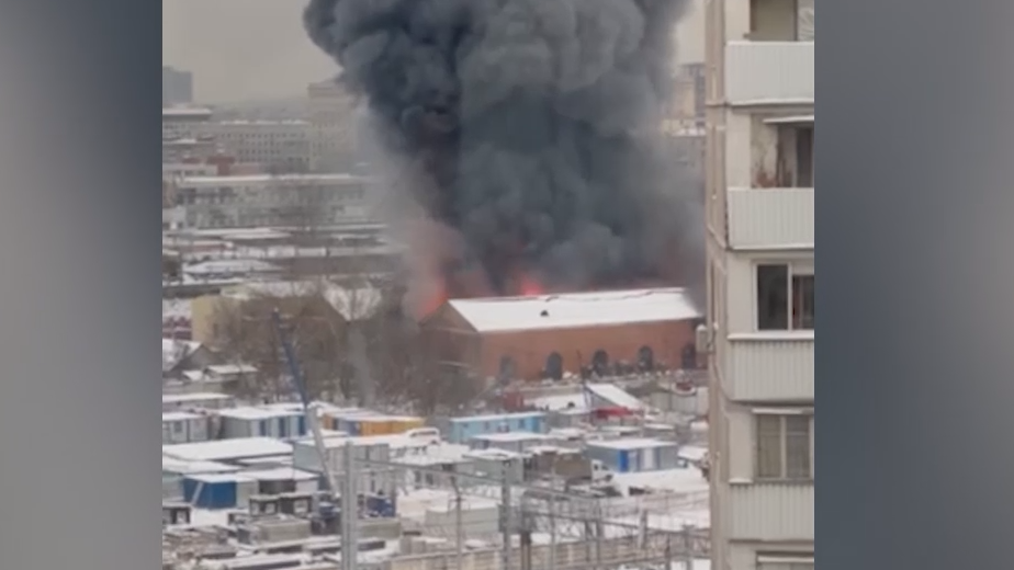 В Москве локализовали крупный пожар близ трех вокзалов