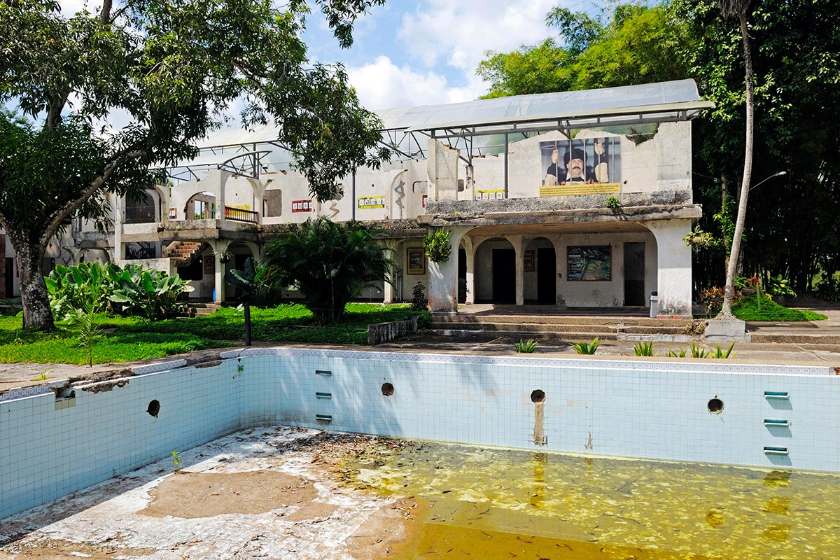 <p>Высохший бассейн в бывшем поместье главы Медельинского наркокартеля&nbsp;&nbsp;&nbsp;</p>