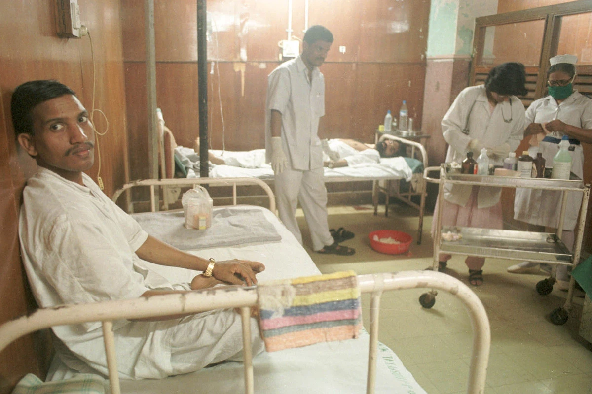 ВИЧ-положительный пациент в больнице в Мумбаи, Индия. Февраль 2001 года.  