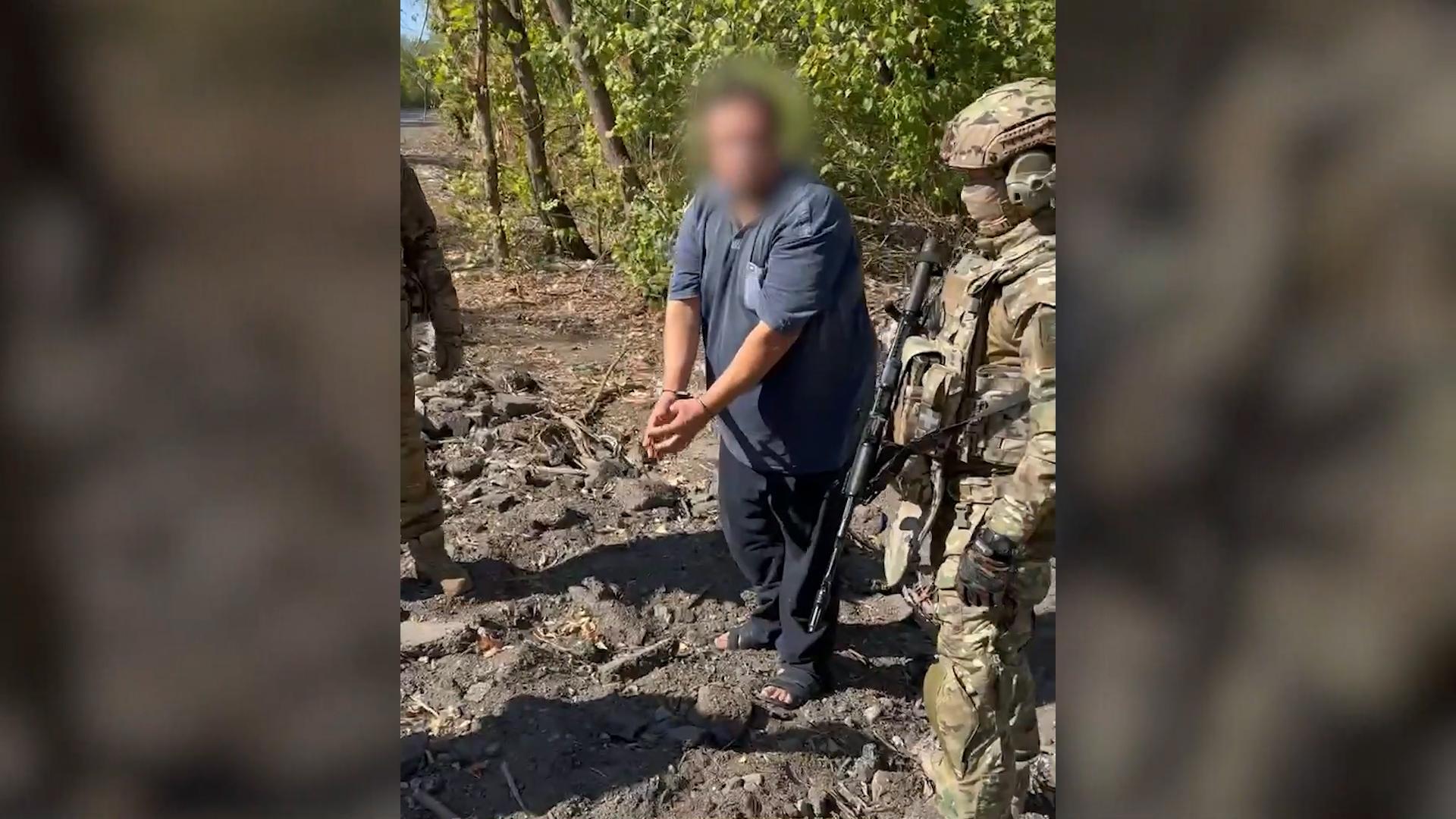 Задержание мужчины, который хотел взорвать машину военного в ЛНР. Видео