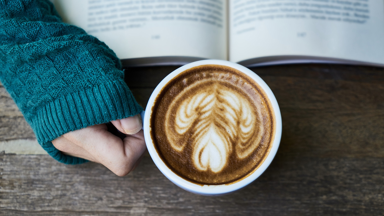 В среднем чашка кофе содержит от 60 до 100 мг кофеина, но количество сильно зависит от способа приготовления и объема напитка