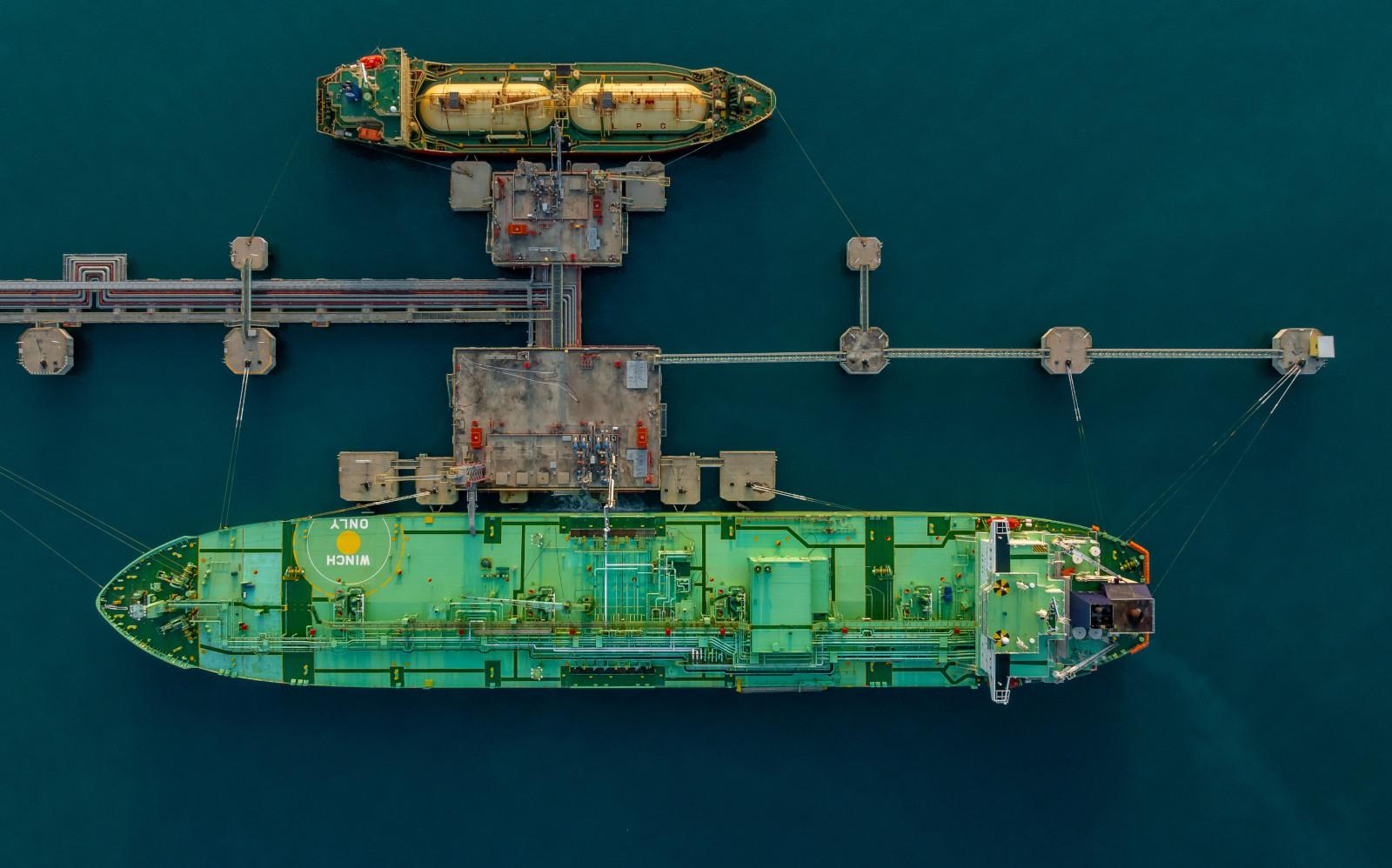 Цены на нефть Brent превысили $112 за баррель впервые с мая
