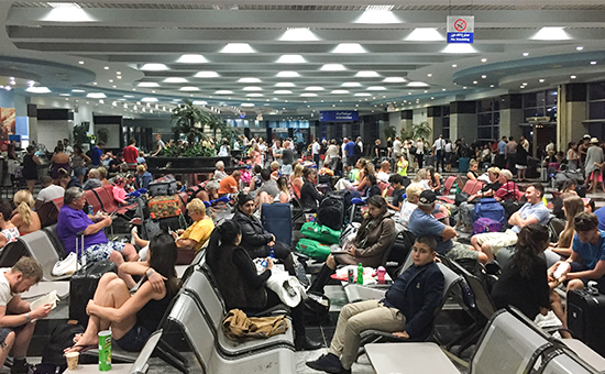 Туристы в зале ожидания на территории аэропорта Шарм-эль-Шейха