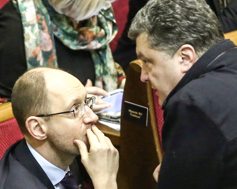 Президент Украины Петр Порошенко (справа) и глава правительства Арсений Яценюк
