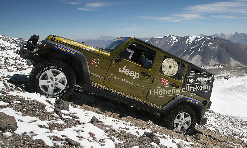 Jeep Wrangler покорил самый высокий вулкан мира