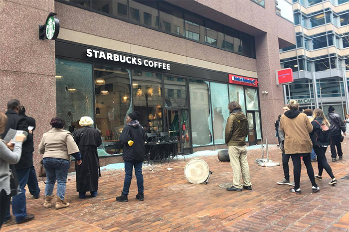 Разбитая витрина одной из&nbsp;кофеен Starbucks в&nbsp;Вашингтоне. 20 января 2017 года


