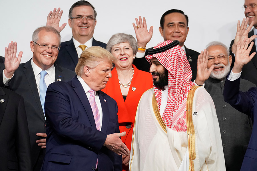 Президент США Дональд Трамп пожимает руку наследному принцу Саудовской Аравии Мухаммеду бен Сальману Аль Сауду
&nbsp;