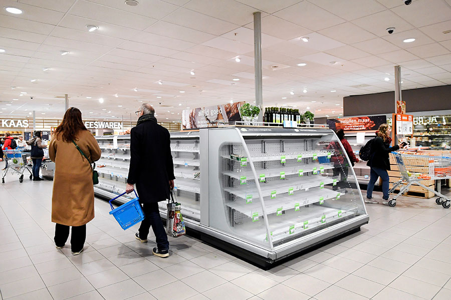 В Нидерландах наблюдается всплеск продаж гигиенических средств, чистящих средств, парацетамола, муки, дезинфицирующих средств, супов и других скоропортящихся продуктов