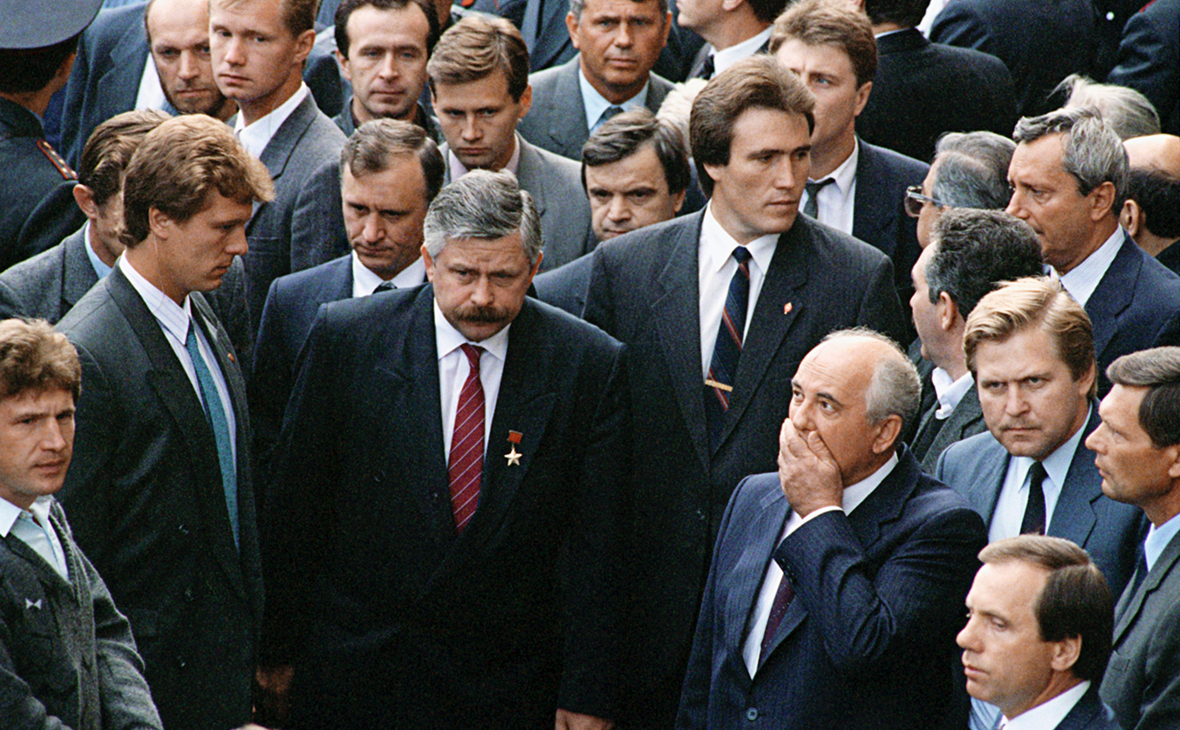 Александр Руцкой (в центре) и Михаил Горбачев (справа) в августе 1991-го