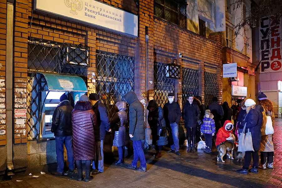 На фоне объявления эвакуации в ДНР возникли очереди к банкоматам