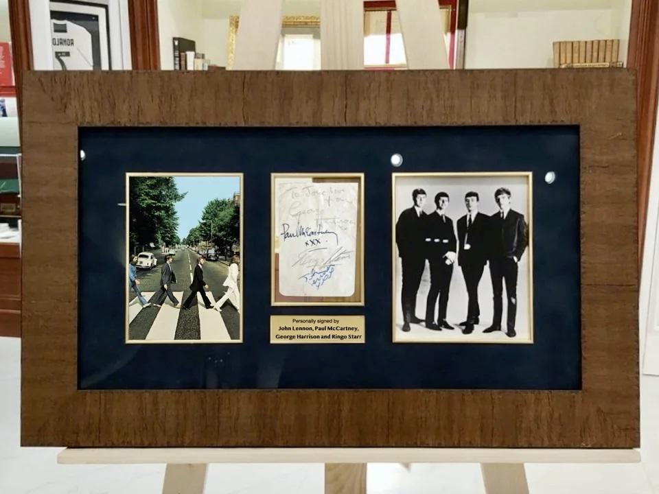 Фото, ставшее обложкой альбома &laquo;Abbey Road&raquo;, автографы и совместная&nbsp;фотография&nbsp;участников группы The Beatles