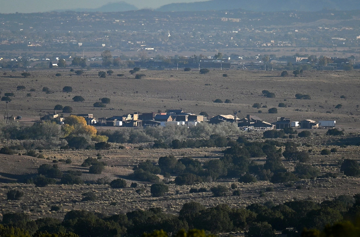 <p>Съемочная площадка фильма &laquo;Ржавчина&raquo; на ранчо Бонанза Крик в Санта-Фе, штат Нью-Мексико</p>