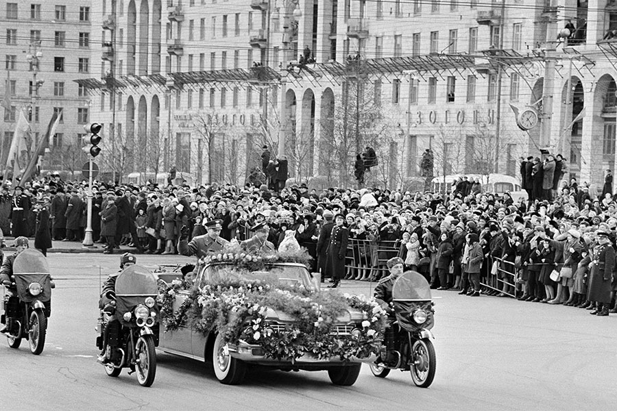 Летчики-космонавты СССР Павел&nbsp;Беляев и Алексей Леонов (в центре слева направо) в кортеже на Ленинском проспекте во время церемонии встречи, после завершения ими полета на космическом корабле &laquo;Восход-2&raquo;, 23 марта 1965 года