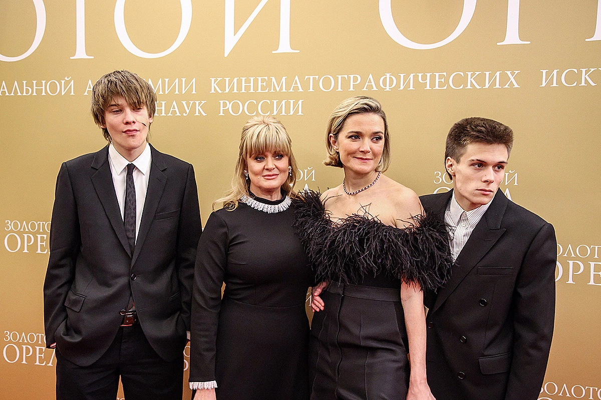 Петр Кончаловский (сын Андрея Кончаловского), Анна Михалкова, Надежда Михалкова и Андрей Баков (сын Анны Михалковой). 2021 год