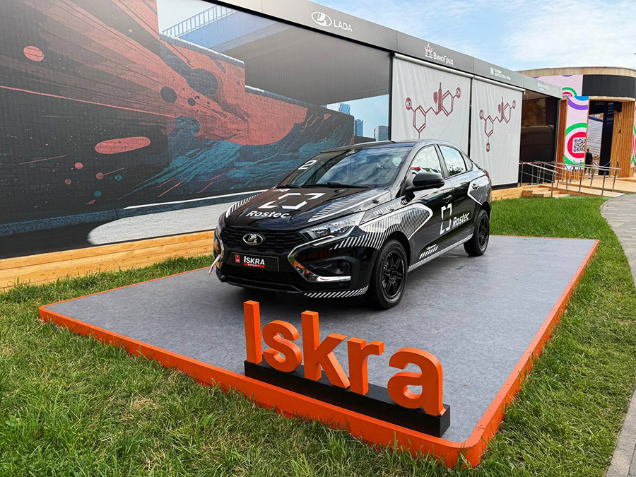 АвтоВАЗ представил на ПМЭФ новую модель Lada Iskra Sport в черном цвете