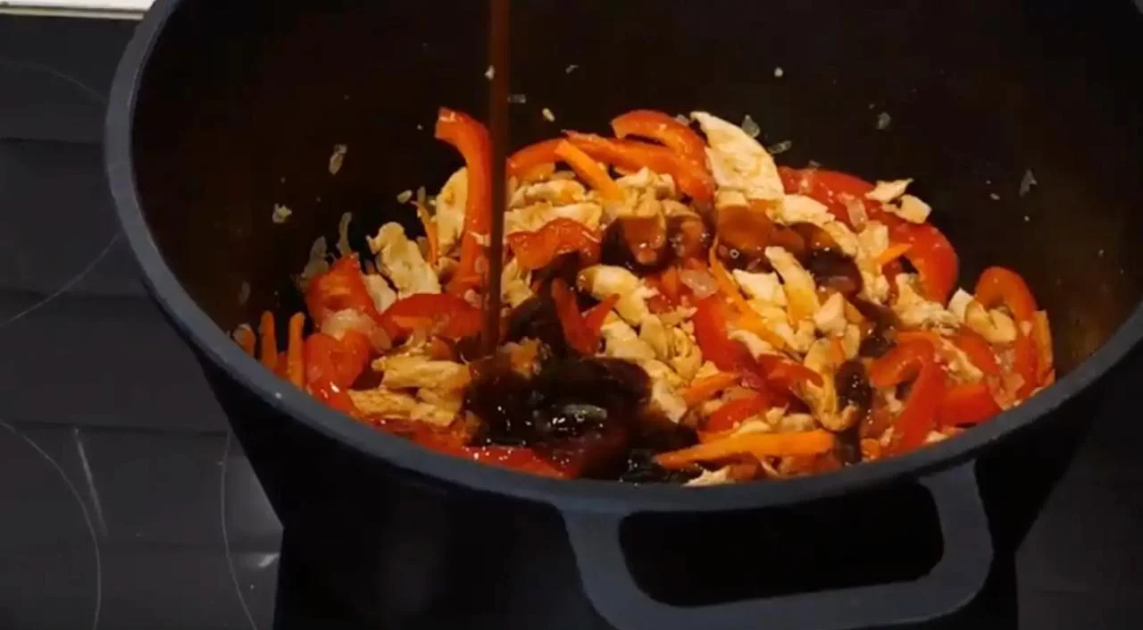 Добавьте соусы