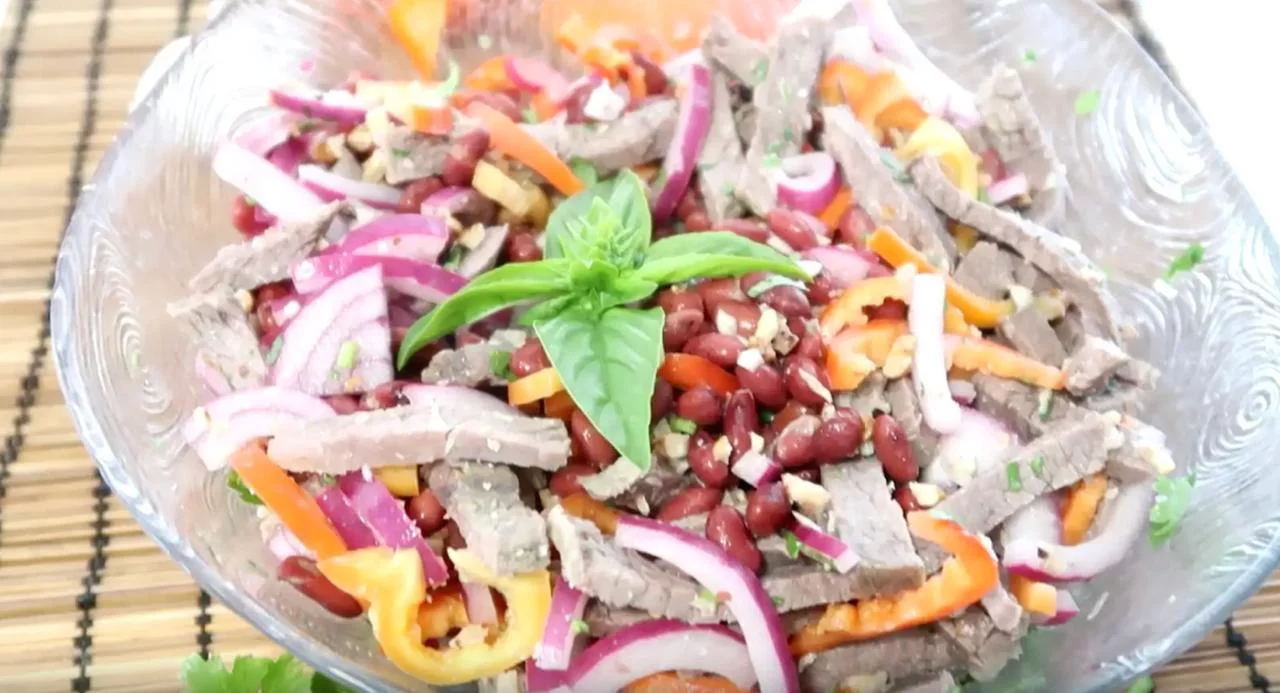 Украсьте салат кинзой