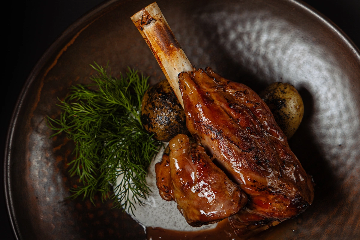 Голяшка ягненка томленая с картофелем в золе