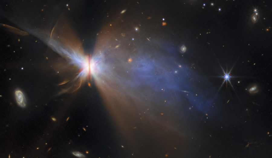 Вид на протопланетный диск IRAS 04302+2247, расположенный на расстоянии около 525 световых лет от Земли в области звездообразования Тельца. Диаметр диска составляет 65 млрд км, что в несколько раз превышает диаметр Солнечной системы. &laquo;IRAS 04302+2247 служит прекрасным примером протозвезды&nbsp;&mdash; молодой звезды, которая все еще накапливает массу&raquo;,&nbsp;&mdash; пояснили в Европейском космическом агентстве