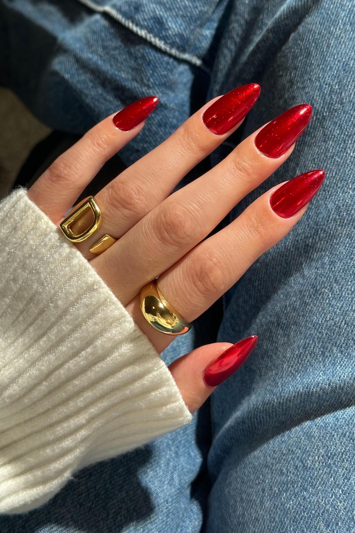 Втирка создает на ногтях гладкое зеркальное покрытие