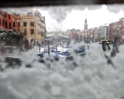 В итальянской Венеции впервые за 80 лет замерзли каналы